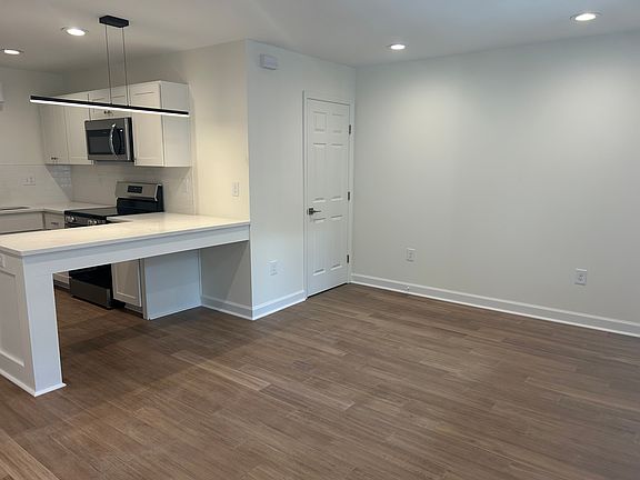 4th image of 1309 Hudson Ave #9