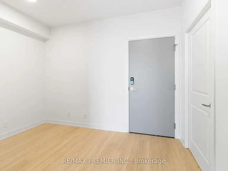 30 Upper Mall Way #909 — Photo 9