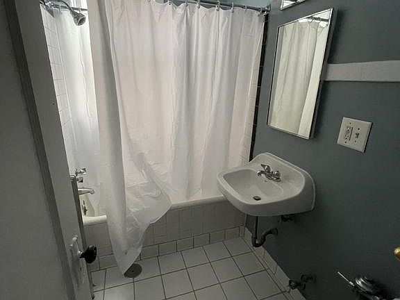 3rd image of 1716 W Albion Ave #K1