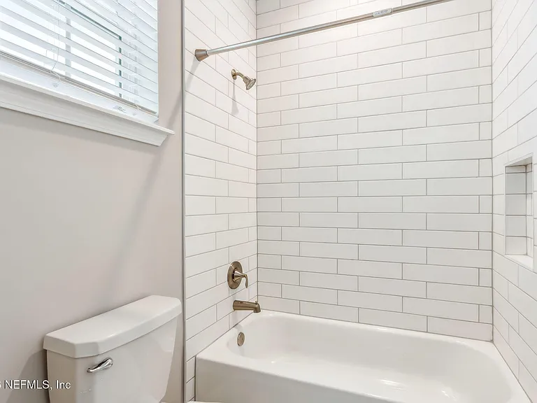 571 Marquesa Cir — Photo 35