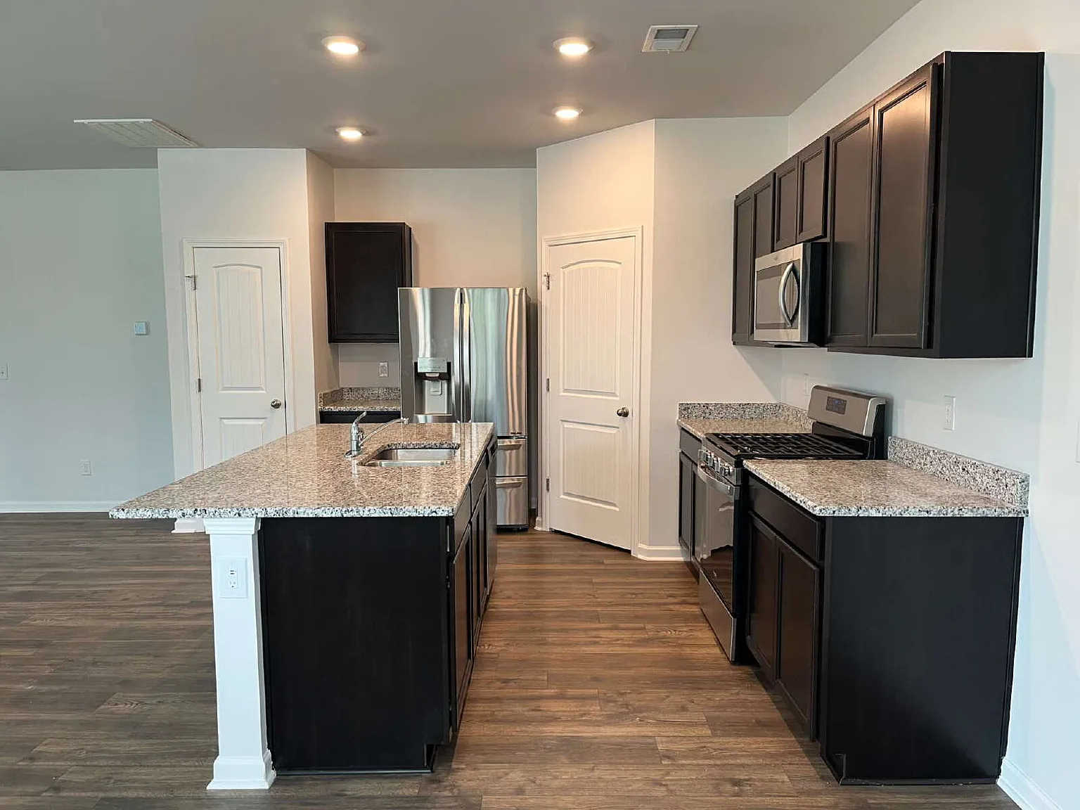 3 bed, 2.5 bath, 1800 sqft, $2,100 — Photo 4