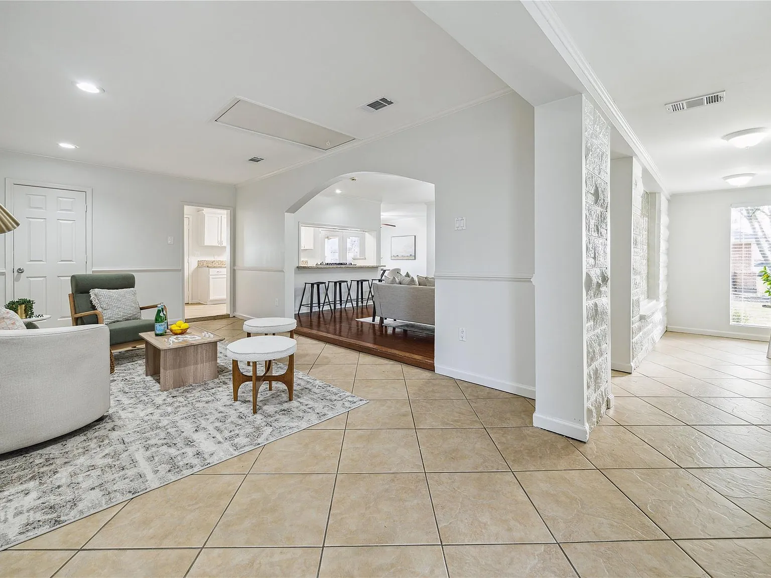 3 bed, 2.0 bath, 1835 sqft, $2,550 — Photo 4
