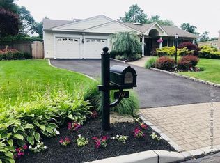 10 Cedar Ridge Ave, Smithtown, NY 11787
