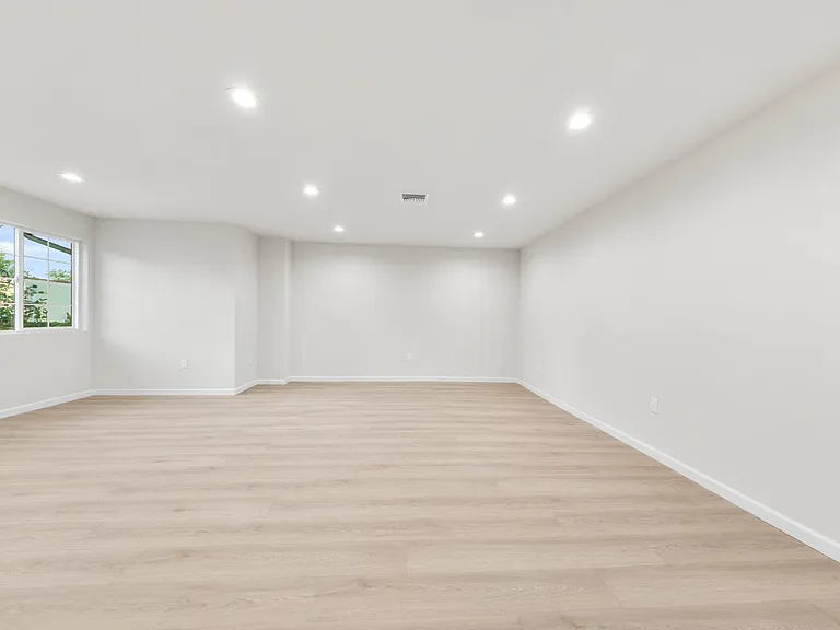 10554 Plainview Ave — Photo 36