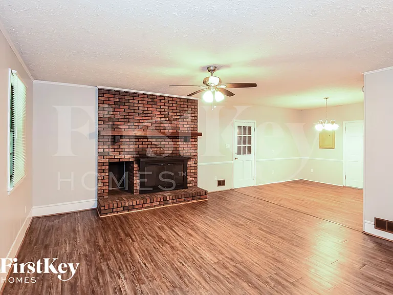 3704 Newport Dr — Photo 2