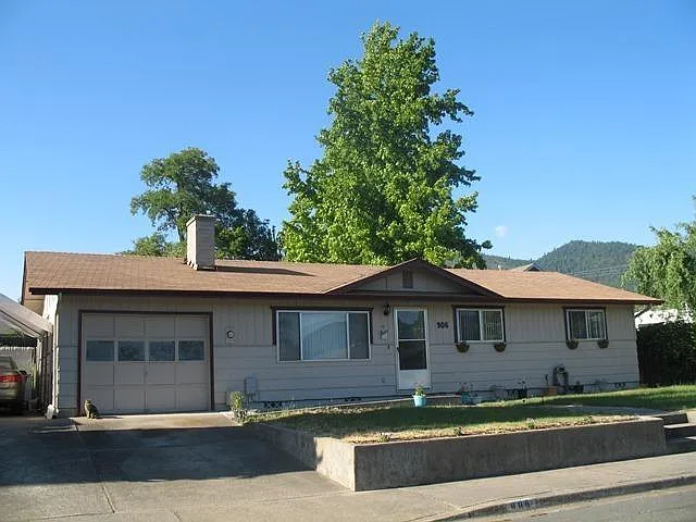 906 NW Donna Dr photo 1