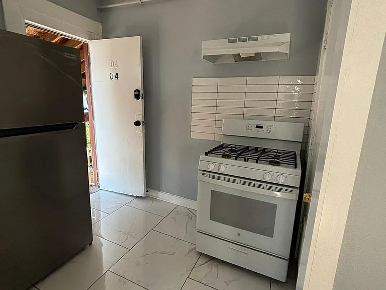 142 Rowe St #D — Photo 3