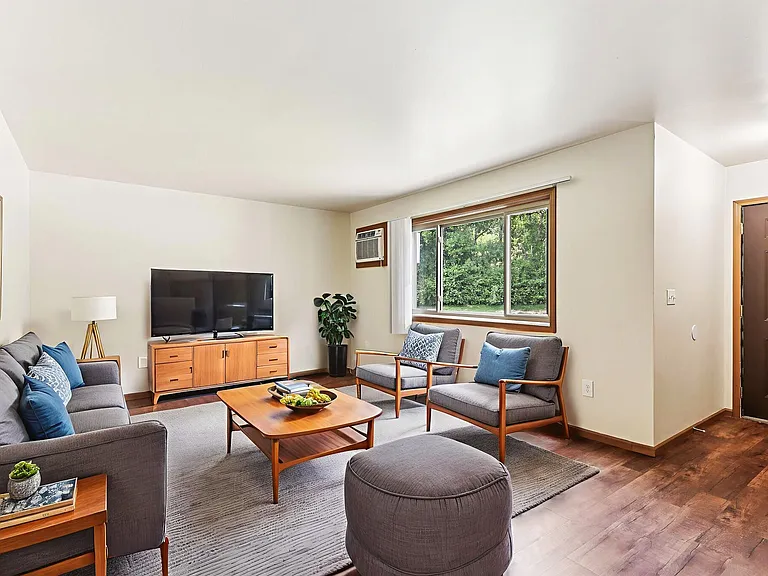 Woodfield Heights Apartments — Photo 41
