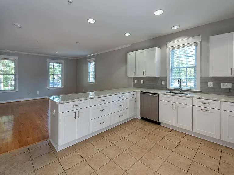 Malvern Manor Apartments — Photo 49