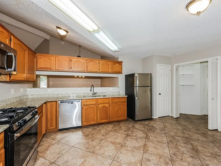 1237 Essex Dr — Photo 7