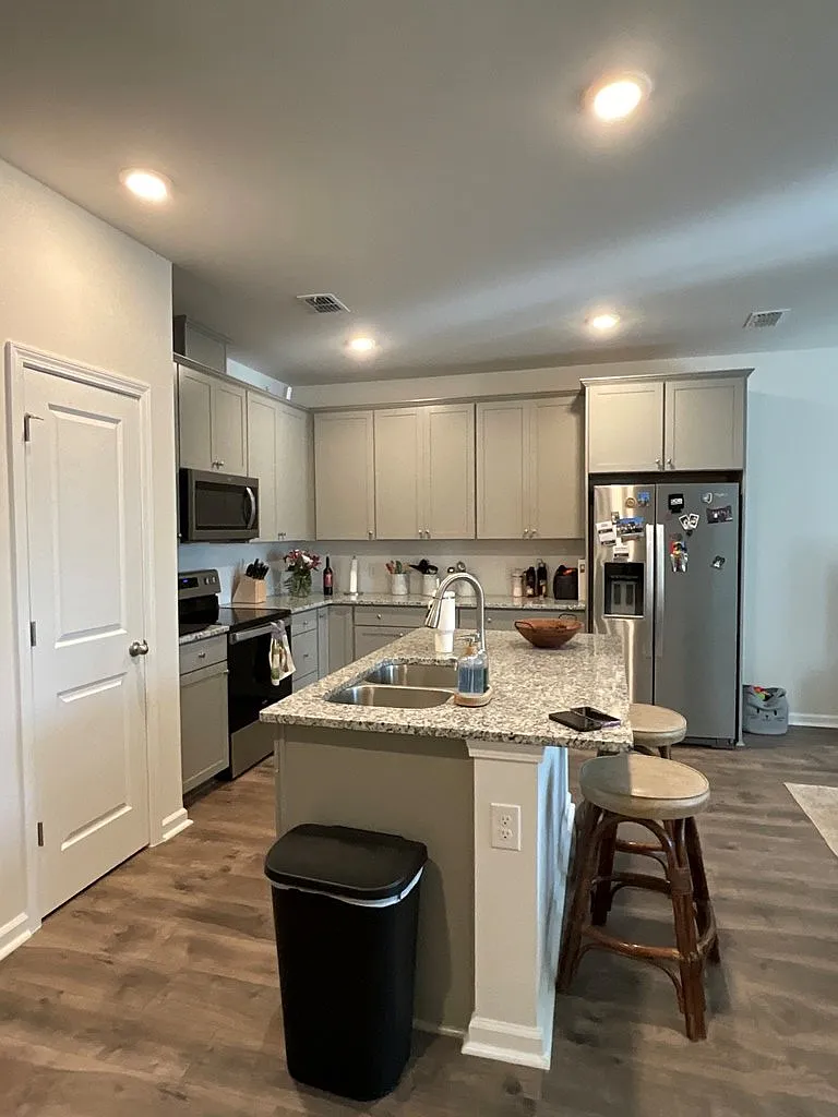 3 bed, 2.5 bath, 1654 sqft, $2,000 — Photo 4