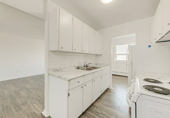 5th image of 1560 Lawrence Ave W