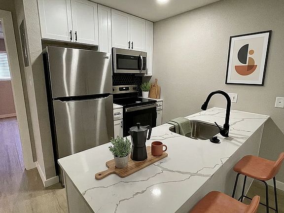 5th image of 600 1/2 E 53rd St #226
