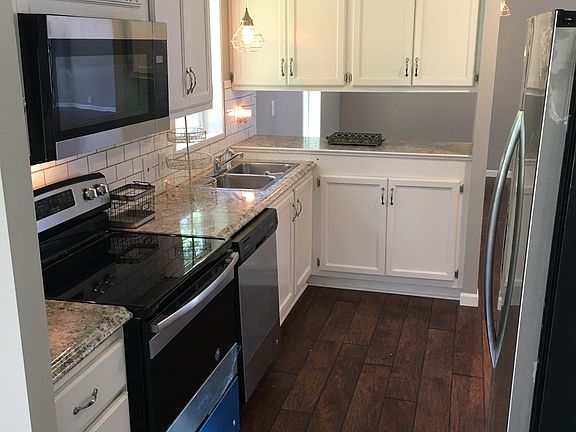 3rd image of 626 Starwood Dr