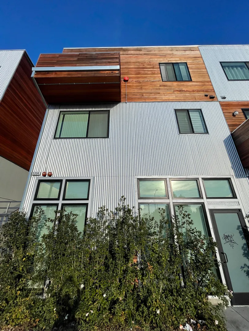 2 Bedroom 2.5 Bath With View In Desirable City of Emeryville, Ca.! — Photo 1