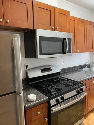 Rented by M.Grossman R.E. Management | media 15