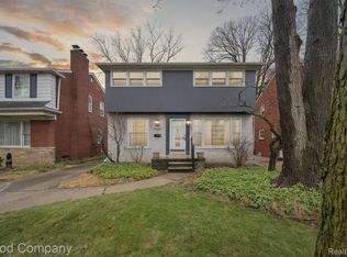 1955 Severn Rd, Grosse Pointe Woods, MI 48236