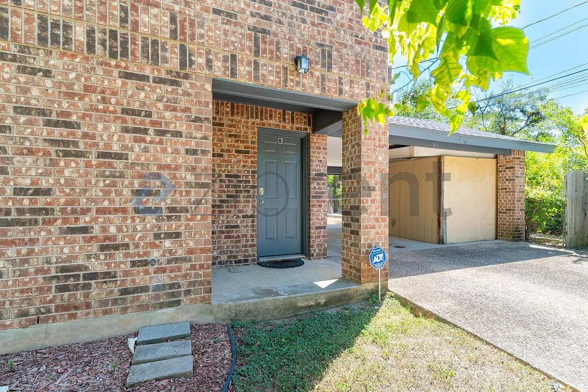 2 bed, 1000 sqft, $2,200 — Photo 2