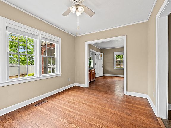 4th image of 709 W Main St