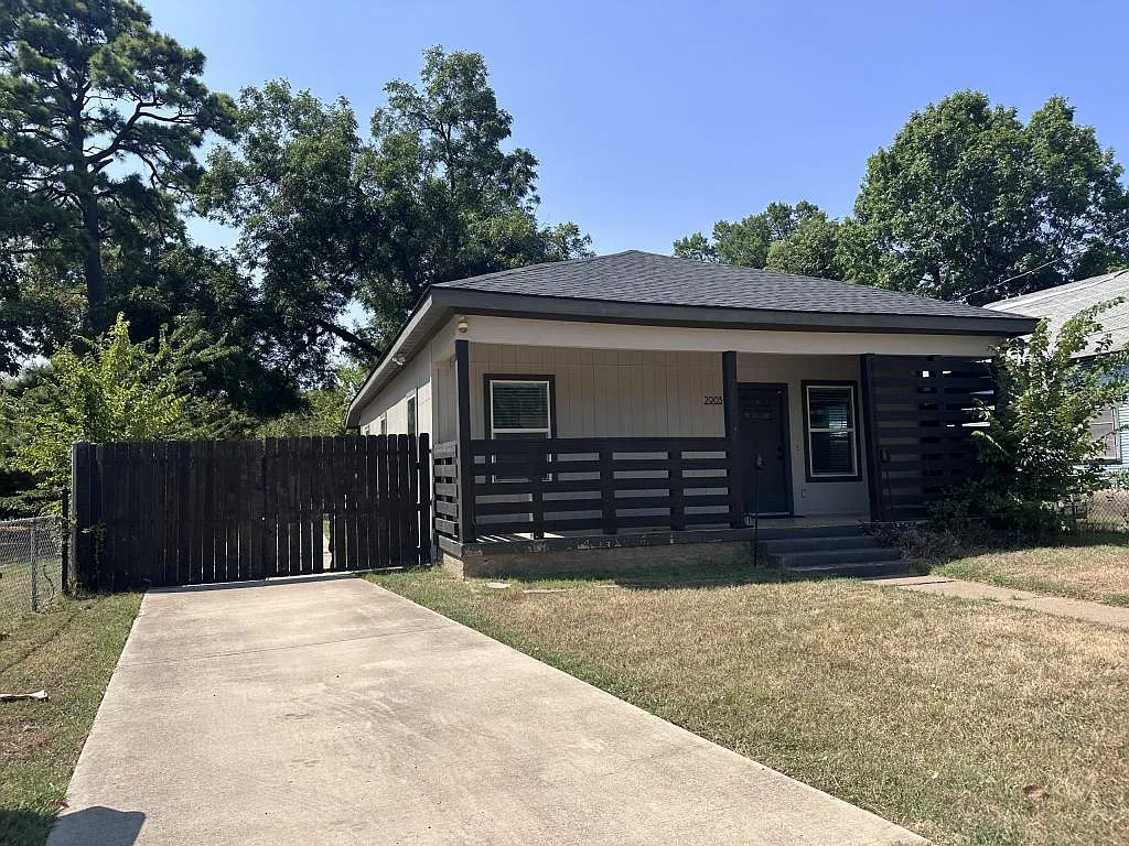 2903 Carpenter Ave — Photo 2