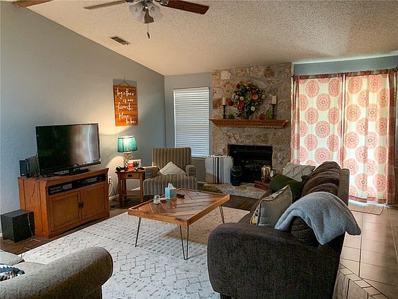 4th image of 417 Honeysuckle Dr