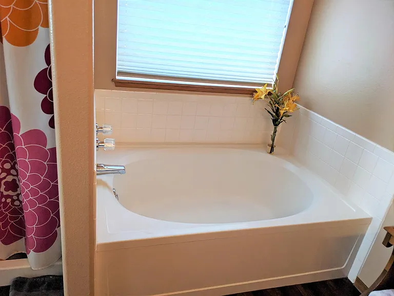 The bath tub in the master bathroom