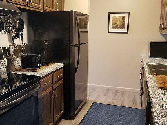 4th image of 13 Seneca Dr