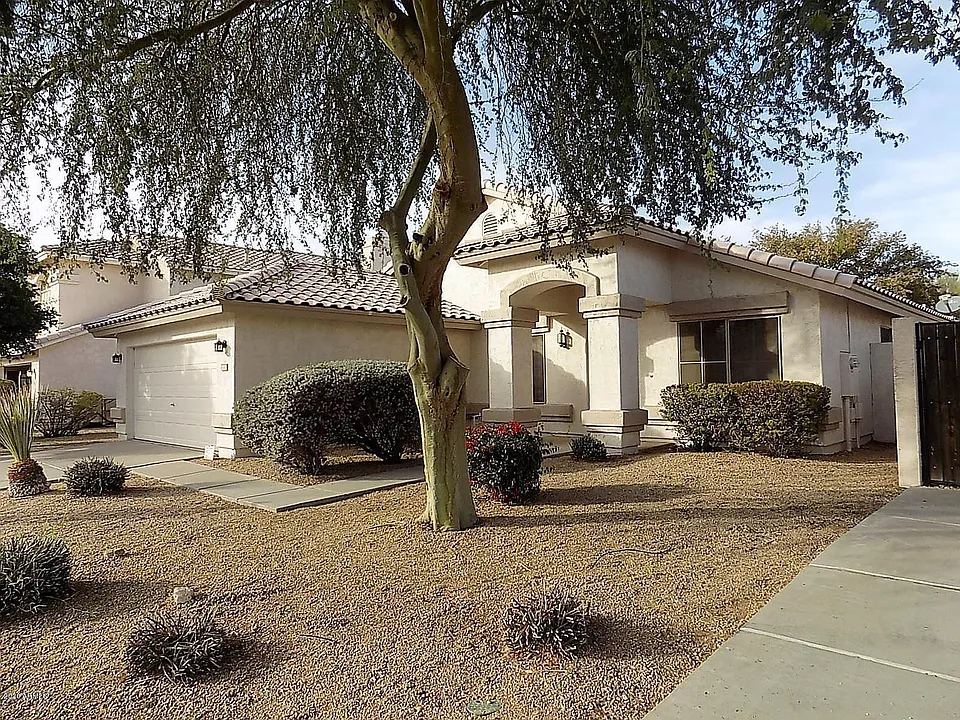 1110 W Raven Dr