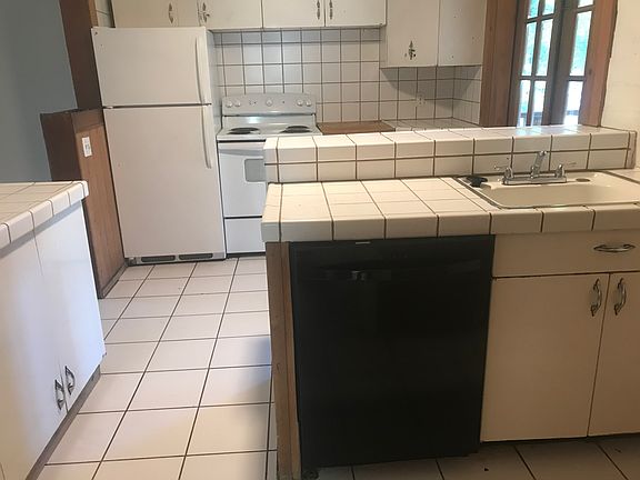 Kitchen sink, dishwasher