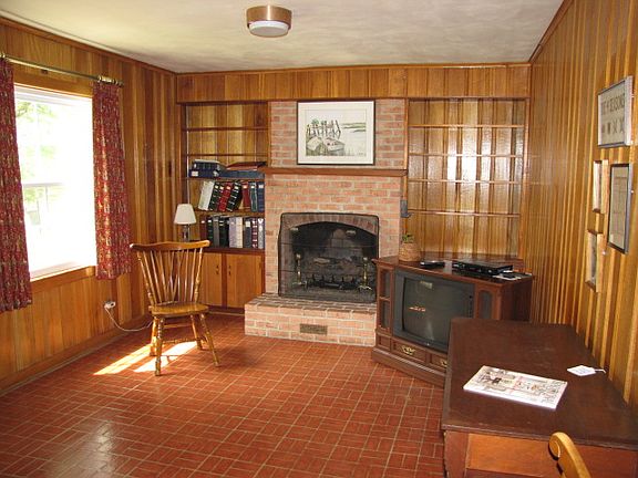 Family Room w/fireplace