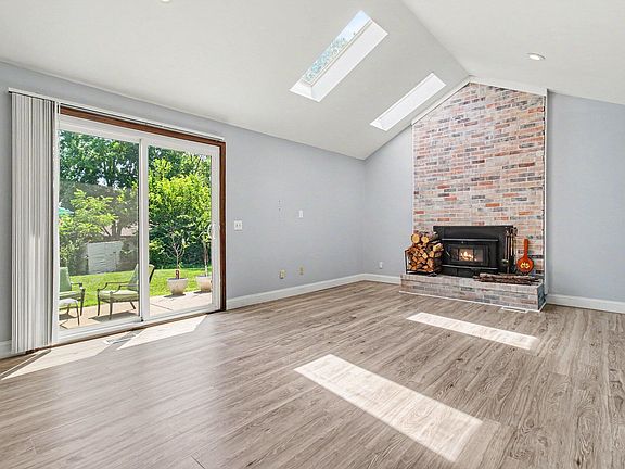 4th image of 816 Deena Dr