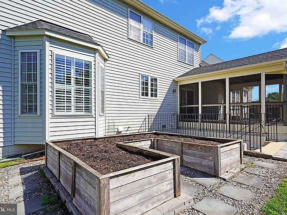 5th image of 45917 Pullman Ct