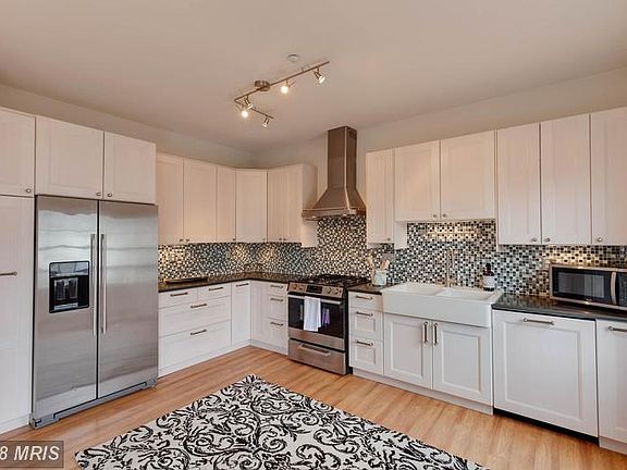 Gourmet and modern kitchen w tons of cabinets