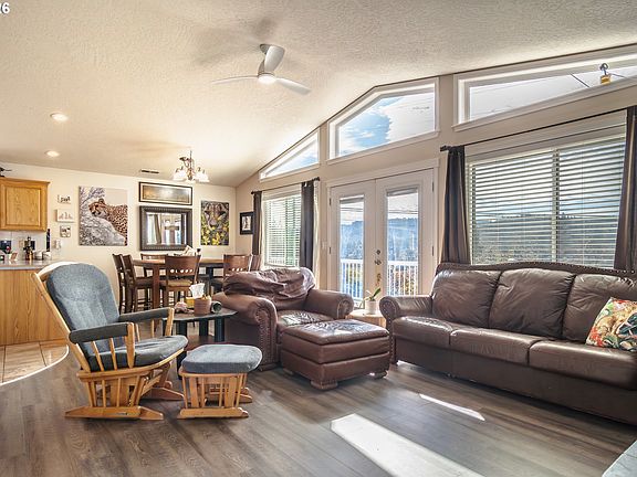 4th image of 918 NE Malheur Ave