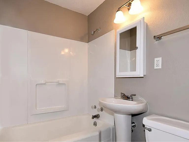 1708 E Hobson Ave — Photo 3