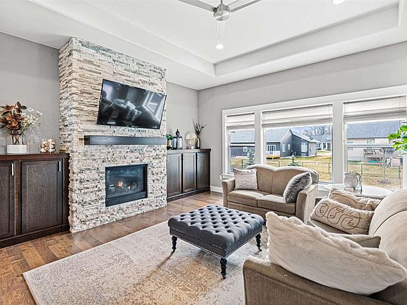 5th image of 990 Grouse Ct