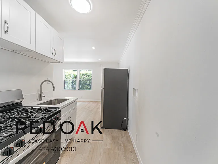 5832 Carlton Way #1B — Photo 2