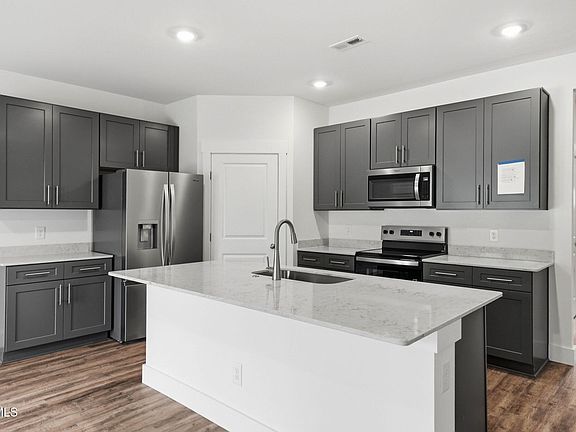 4th image of 682 Saint Andrews Dr