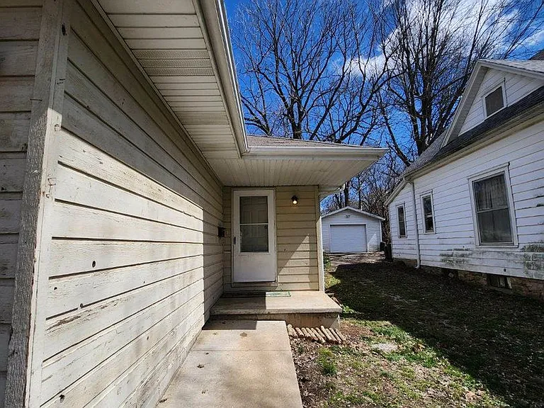 818 S Broadway Ave — Photo 2