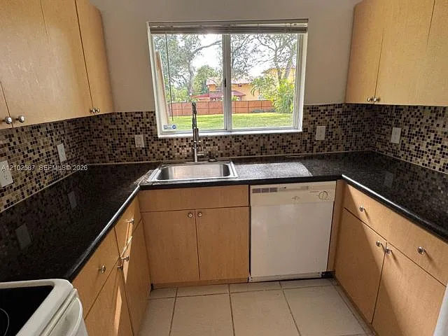 4 bed, 2.0 bath, $3,200 — Photo 2