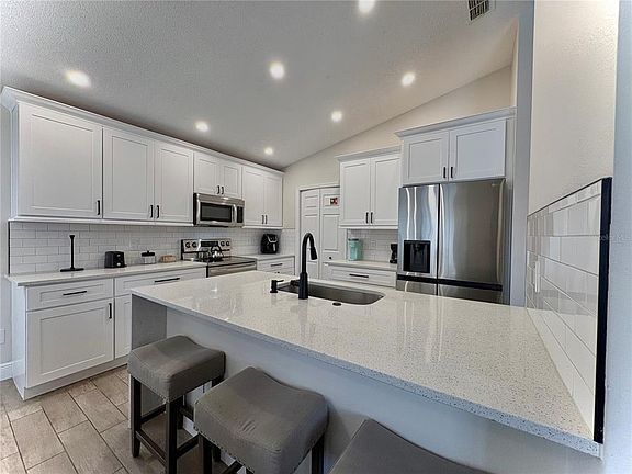 3rd image of 154 Castlemain Cir