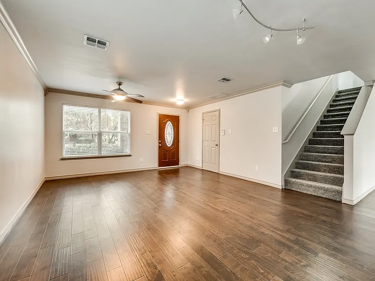 2424 Emerald Ln — Photo 3