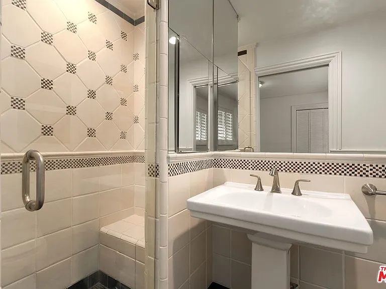 519 N Rexford Dr — Photo 23