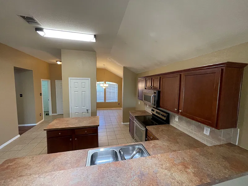 3 bed, 1384 sqft, $2,000 — Photo 2