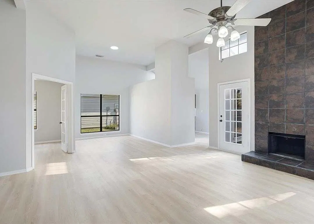 3 bed, 2.0 bath, 1321 sqft, $2,190 — Photo 1
