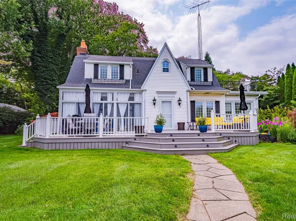 5630 Lakeshore Rd, Fort Gratiot, MI 48059