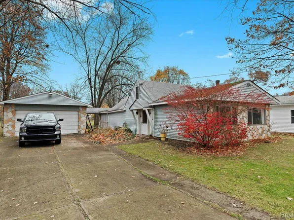 6368 Barker Dr, Waterford, MI 48329