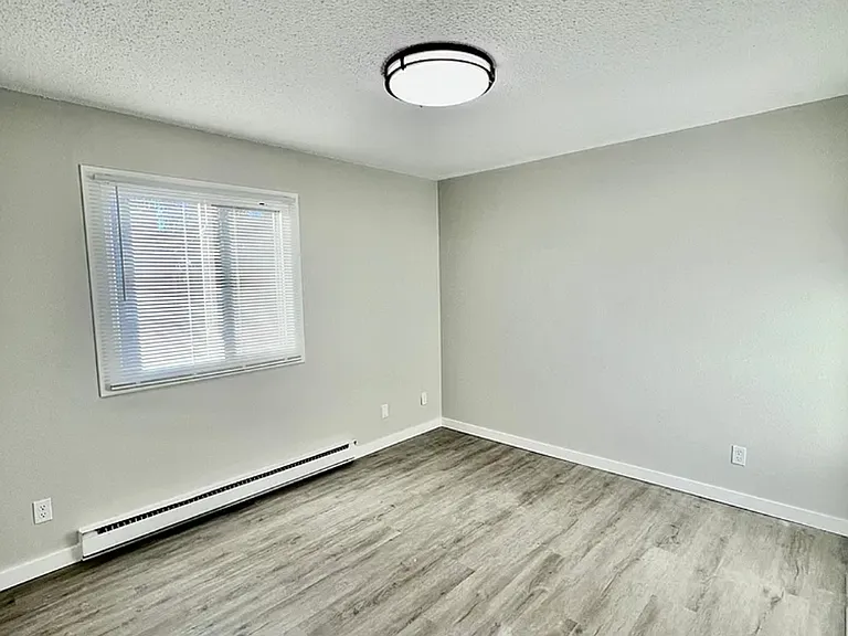 2bed 1 bath Unit in quiet Clive location — Photo 18