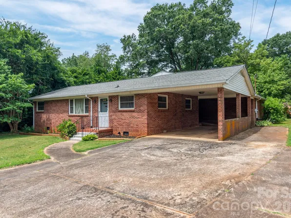 2012 N Deal Ave, Newton, NC 28658