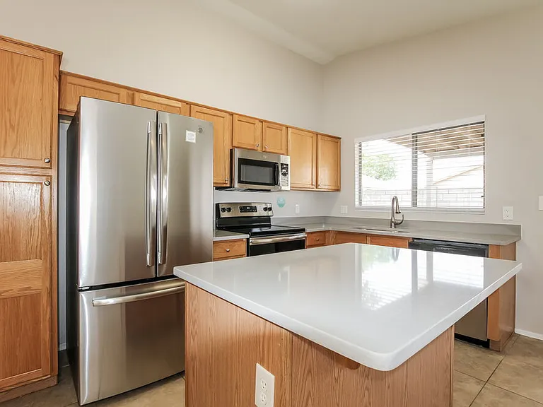 8740 W Loma Ln — Photo 7